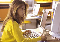 Frau bei der Arbeit am Computer